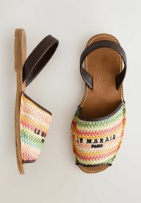 Paire de sandales à bout ouvert avec tige en tissu tissé multicolore, brides en cuir marron et « LE MARAIS PARIS » brodé à l'avant.