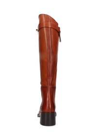 Braune Lederstiefel über dem Knie mit glatter Textur, schlankem Design und Blockabsatz. Mit einer Schnallenakzentierung nahe der Spitze.
