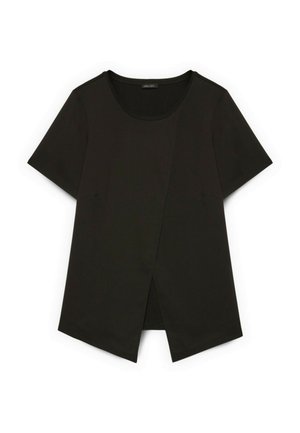 Černé tričko s krátkým rukávem, kulatým výstřihem a předním překládaným asymetrickým lemem.