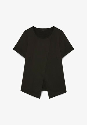 Schwarzes kurzärmeliges Oberteil mit rundem Ausschnitt und asymmetrischem, vorne überlappendem Saum.