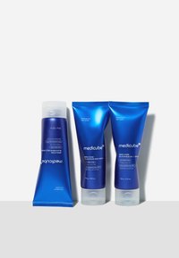 Drei blaue Tuben von Medicube: ein Reinigungsgel und zwei Schlamm-Masken. Alle haben glänzende Oberflächen und weiße Textetiketten mit Produktdetails.