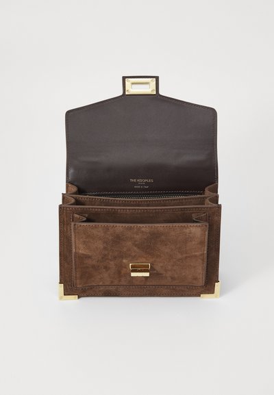 Cartera de ante marrón con un diseño estructurado, que presenta un cierre y herrajes dorados, múltiples compartimentos para tarjetas y un interior de piel lisa.