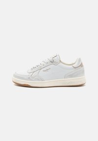 Baskets en cuir blanc avec des accents en daim, bout rond, design à lacets et semelle en caoutchouc. Présente des détails de logo sur le côté et le talon.