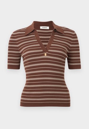 Polo en maille côtelée marron avec rayures blanches horizontales, manches courtes, col en V profond et petit emblème doré sous le col.