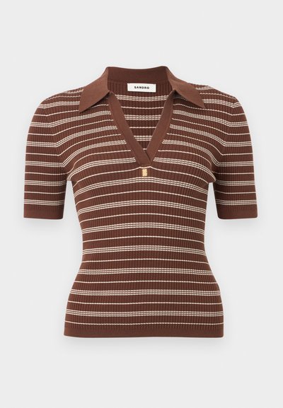 Polo en maille côtelée marron avec rayures blanches horizontales, manches courtes, col en V profond et petit emblème doré sous le col.