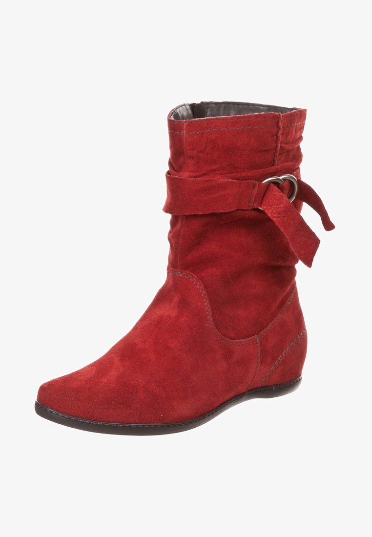 Bottine en daim rouge avec un petit talon compensé, un bout rond et une bride avec un détail anneau argenté autour de la tige supérieure.