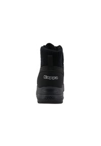 Bottines noires à la cheville avec un dessus texturé, présentant un col en tricot, une semelle en caoutchouc et un logo "Kappa" blanc sur le talon.