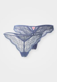Ensemble de lingerie en dentelle bleue avec un motif floral, comprenant un devant en dentelle transparente et un dos en tissu solide, une taille élastique fine, et un détail d'étiquette.