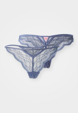 Blauw kanten lingerieset met bloemenpatroon, voorzien van een transparante kanten voorkant en een effen stoffen achterkant, dunne elastische tailleband en labeldetail.
