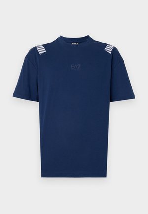 T-shirt de algodão azul-marinho com mangas curtas, apresentando detalhes listrados nos ombros e um discreto logo EA7 na frente.