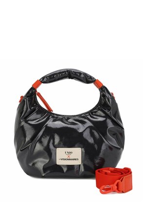 Schwarze glänzende Handtasche mit abgerundeter Form, ausgestattet mit einem gepolsterten Griff und einem abnehmbaren roten Schultergurt. Enthält ein Markenanhänger.