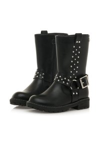 Botas de tobillo de imitación cuero negro con una textura suave, que presentan tachuelas plateadas, una cremallera lateral y una correa con hebilla en el tobillo.