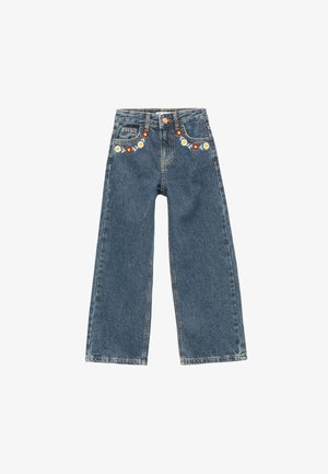 Jean en denim bleu avec des fleurs rouges et blanches brodées le long des poches avant, avec une fermeture par bouton et zip et des jambes droites.