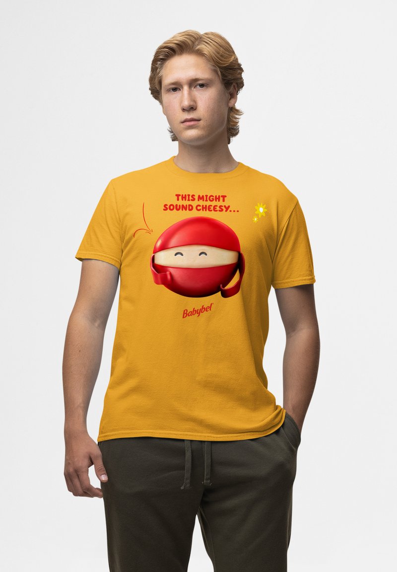 Gul bomull t-shirt med en tecknad figur av en leende ost-inspirerad ninja och texten "DET HÄR KAN KANSKE LÅTA OSTIGT..." ovanför.