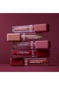 Fem flytande läppstift i genomskinliga behållare med fyrkantiga lock. Nyanser inkluderar nude, rosa, röd och mörkröd. Etiketterna har vit text på flaskorna.