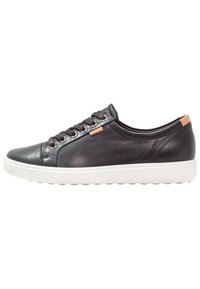 Schwarze Leder-Sneaker mit glatter Oberfläche, ausgestattet mit metallischen Ösen und einer weißen Gummisohle. Kleiner beige Akzent an der Ferse.