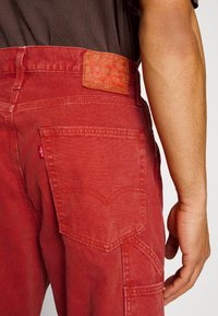 Levi's® Workwear 568™ LOOSE STRAIGHT CARPENTER - Ohlapne kavbojke - burnt henna