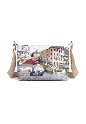Borsa a tracolla multicolore con una stampa panoramica di architettura italiana e uno scooter, dotata di una tracolla regolabile beige e una finitura testurizzata.