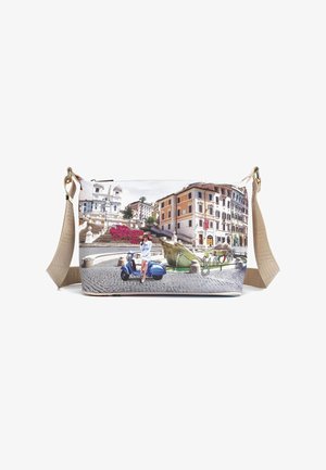 Borsa a tracolla multicolore con una stampa panoramica di architettura italiana e uno scooter, dotata di una tracolla regolabile beige e una finitura testurizzata.