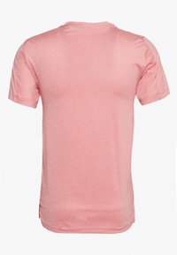 Lyhythihainen T-paita vaalean vaaleanpunaisessa meleeratussa sävyssä, pehmeästä kankaasta valmistettu, rento istuvuus ja sivuhalkiot helmassa lisäämässä liikkumavapautta.