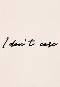 Tessuto beige con la scritta "Non mi interessa" in grassetto, con carattere corsivo nero, centrata e ben visibile sullo sfondo liscio.
