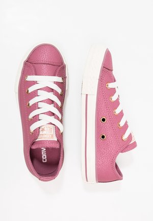 Niskie różowe skórzane trampki z białymi sznurowadłami i podeszwami, złotymi przelotkami oraz logo Converse All Star na języku.