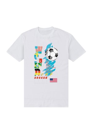Bílé tričko s barevným nápisem "WORLD CUP SOCCER", černo-bílým fotbalovým míčem, modrým štětcem, názvy měst a malou vlajkou USA.