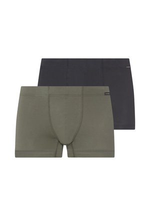 Dos pares de bóxers de hombre, uno verde oliva delante y otro gris oscuro detrás, ambos con costuras visibles y pequeñas etiquetas de marca.