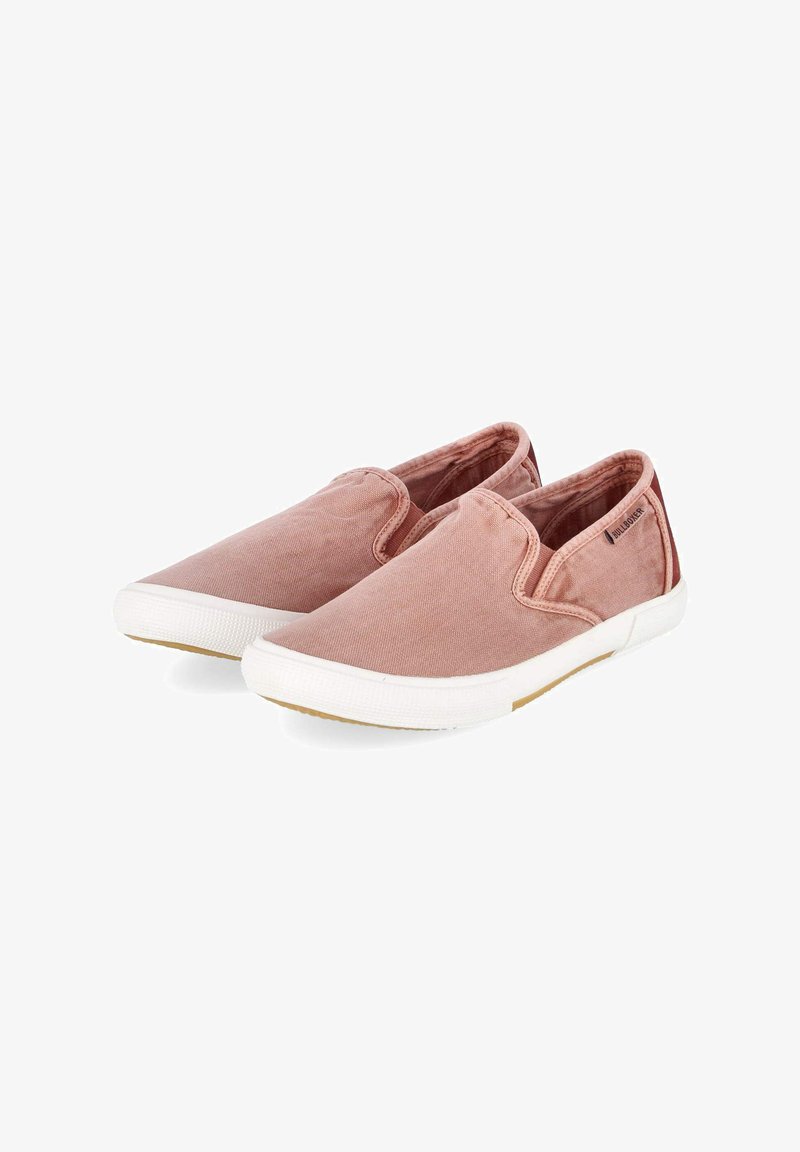 Paire de chaussures en toile rose poussiéreuse à enfiler avec semelles en caoutchouc blanc et petite étiquette de marque sur le côté, légèrement inclinées vers la droite.