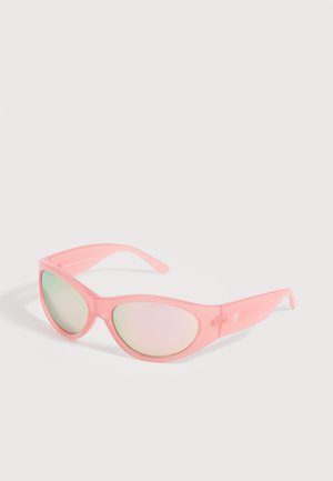Pink gennemsigtige katteøje-solbriller med reflekterende linser, vinklet mod en hvid baggrund.