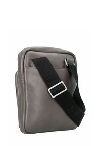 Borsa a tracolla in pelle grigia con forma rettangolare, tracolla nera regolabile e accessori in metallo argentato. Texture liscia, design minimalista.