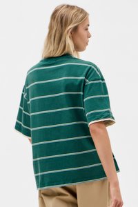 Grünes gestreiftes T-Shirt aus Baumwolle, mit kurzen Ärmeln und lockerer Passform. Streifen in Weiß und Hellgelb, mit Rundhalsausschnitt.