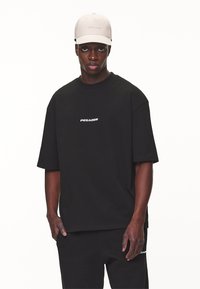 Pegador COLNE LOGO TEE - Apdrukāts T-krekls - washed black