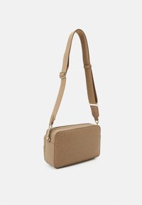 Borsa a tracolla rettangolare beige con tracolla regolabile e zip color oro, caratterizzata da un discreto motivo ripetuto "CK".