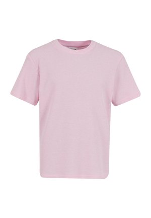 Lichtroze, kortemouwen t-shirt van textuurstof met een ronde hals en rechte zoom. Eenvoudig ontwerp, geen patronen of accenten.