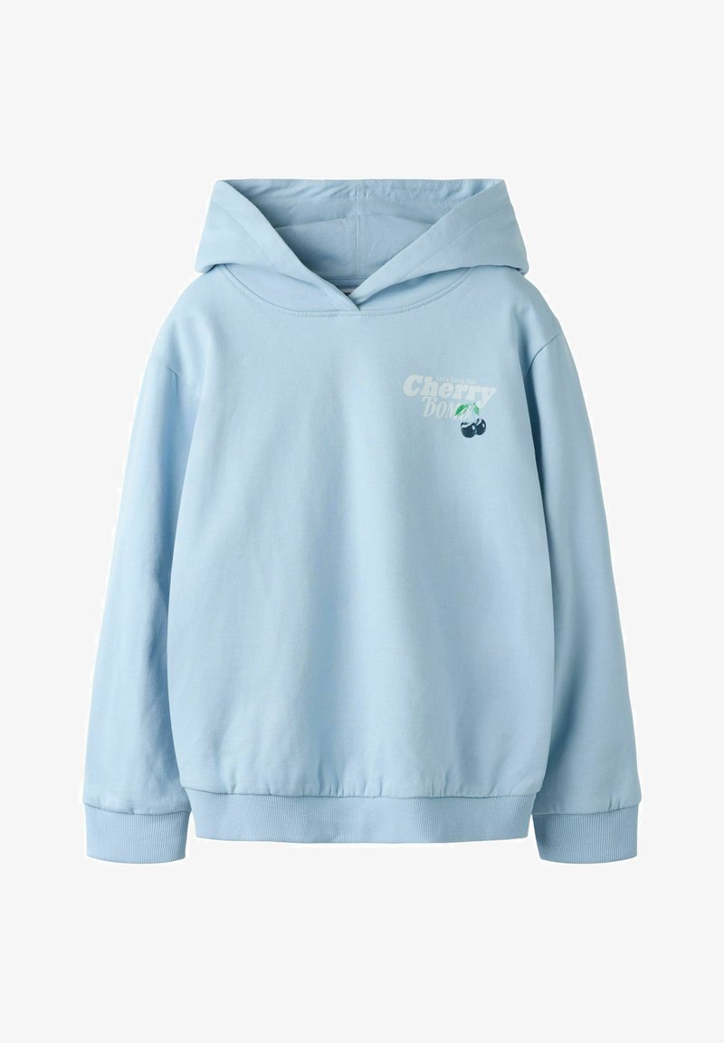Sweat à capuche bleu clair avec poche avant, manches longues et petit texte blanc « Cherry Bomb » accompagné d'un motif de cerise sur la poitrine.