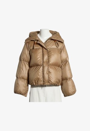 Chaqueta acolchada marrón con capucha y cordones, cremallera frontal y botones a presión, exhibida sobre un torso de maniquí blanco con pantalones blancos.