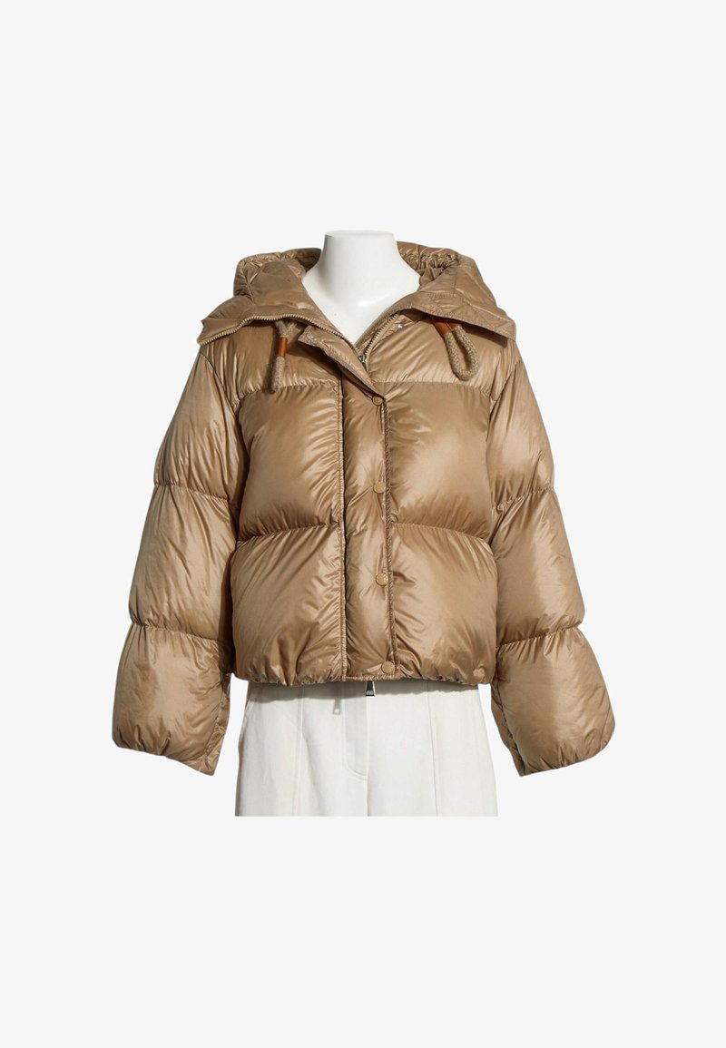 Veste matelassée marron à capuche avec cordons, fermeture éclair avant et boutons-pression, présentée sur un buste de mannequin blanc avec un pantalon blanc.