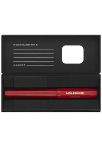 Penna Moleskine rossa in una scatola nera. La penna presenta un design angolare con una finitura lucida; la scatola include uno spazio per l'indirizzo di ritorno.