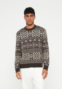 Gestreifter Pullover in Braun und Creme mit geometrischen Mustern, Rundhals, langen Ärmeln, gerippten Bündchen und Saum. Weiche Textur.