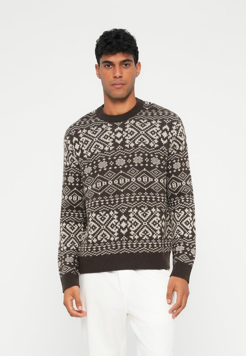 Gestreifter Pullover in Braun und Creme mit geometrischen Mustern, Rundhals, langen Ärmeln, gerippten Bündchen und Saum. Weiche Textur.