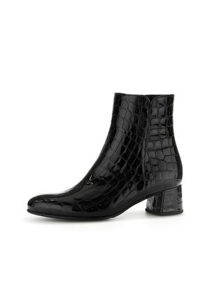 Schwarze Knöchelstiefel mit Krokodilleder-Optik, glanzendem Finish, spitz zulaufender Zehenpartie und einem stabilen, quadratischen Absatz. Seitlicher Reißverschluss.