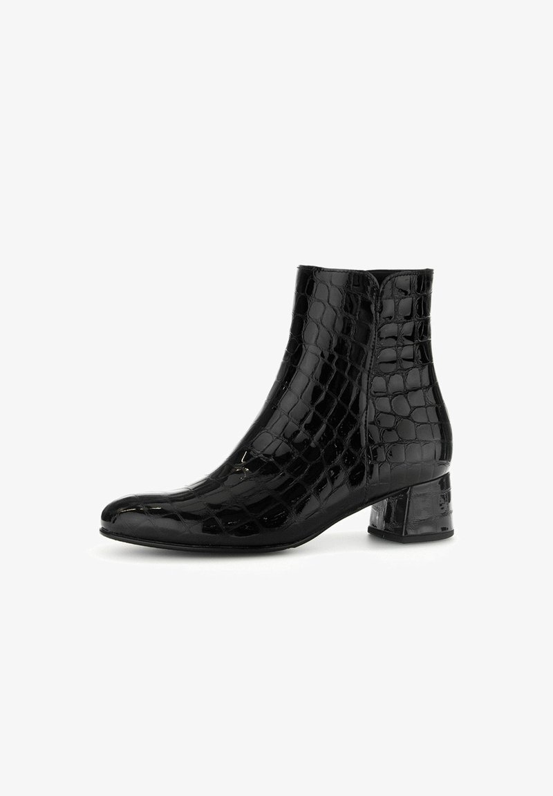Schwarze Knöchelstiefel mit Krokodilleder-Optik, glanzendem Finish, spitz zulaufender Zehenpartie und einem stabilen, quadratischen Absatz. Seitlicher Reißverschluss.