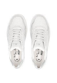 Weiße Leder-Sneaker mit perforiertem Design, Schnürung und dezentem Branding auf den Innensohlen und Seiten für einen minimalistischen Look.