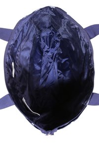 Grande borsa di stoffa blu scuro con un interno liscio, dotata di chiusura a zip e due manici robusti. Include anche tasche laterali piccole.