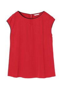 Blusa roja de manga corta con escote redondo, que presenta un sutil detalle de pliegue en la parte frontal y un contraste de ribete negro alrededor de las mangas.