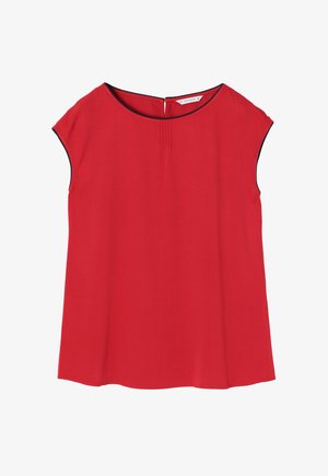 Blusa rossa a maniche corte con scollatura rotonda, caratterizzata da un sottile dettaglio plissettato sul davanti e una rifinitura nera a contrasto attorno alle maniche.