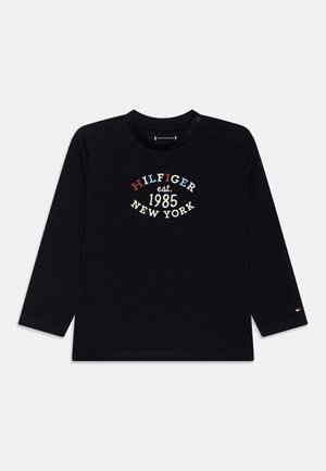Sort langærmet T-shirt med rund hals, prydet med flerfarvet tekst: "HILFIGER est. 1985 NEW YORK." Indeholder et lille logo ved kanten.