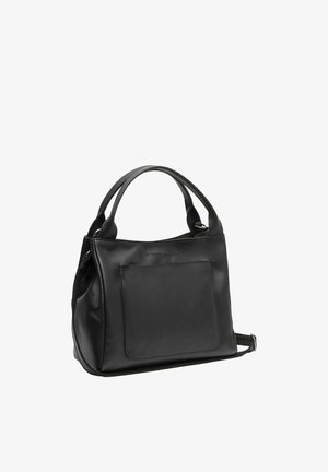 Zwarte leren handtas met voorvak, dubbele handvatten en een verstelbare schouderriem, afgebeeld tegen een witte achtergrond.