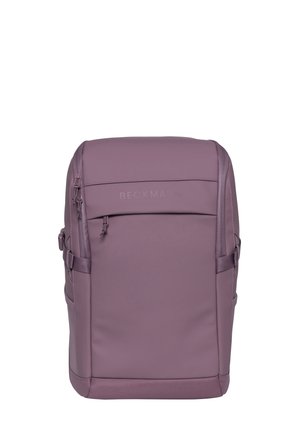 Kompakt fiolett ryggsekk med vertikale glidelåslommer, sidestrammer og klaff på toppen med diskret merke.